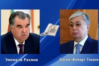 رئيس جمهورية طاجيكستان إمام علي رحمان يتحدث هاتفيا مع رئيس جمهورية كازاخستان قاسم جومارت توكاييف