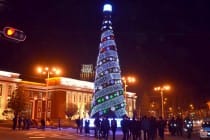 Главная новогодняя ёлка, установленная в центре столицы, украшена светодиодными шарами