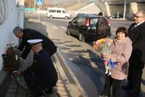 Возложение цветов к мемориальной доске Карин Манн в Душанбе