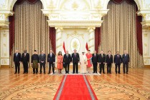امامعلی رحمان، رئیس جمهوری تاجیکستان استوارنامه 12 سفیر جدید را پذیرفت