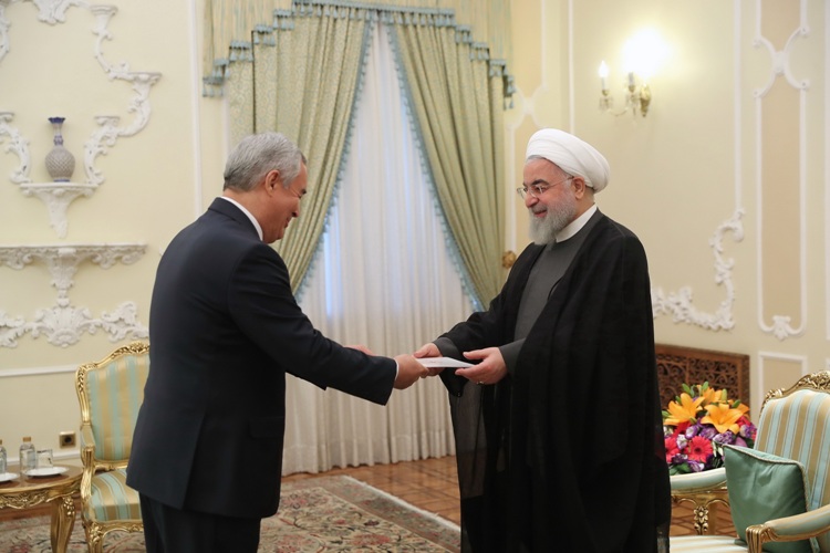 سفیر تاجیکستان در ایران استوارنامه خودرا به رئیس جمهور این کشور تسلیم کرد