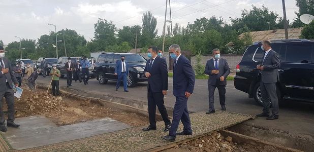 قاهر رسولزاده، نخست وزیر جمهوری تاجیکستان با جریان امور ساخت و ساز در ناحیه مؤمن‌‌آباد آشنا شد