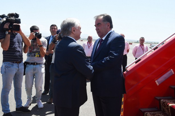 Лидера нации Эмомали Рахмона встретили в аэропорту Армении