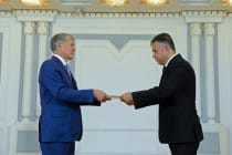 سفير طاجيكستان لدى قرغيزستان يسلم أوراق إعتماده للرئيس القرغيزى