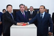 زعيم أمة طاجيكستان يفتتح مصنعا جديدا للإسمنت بطاقة إنتاجية تبلغ (1.2) مليون طن سنويا
