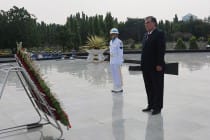 زعيم أمة طاجيكستان ىزور النصب التذكاري للجندي المجهول و يقف دقيقة حدادًا على أرواح الشهداء