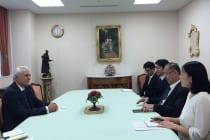 سفير طاجيكستان لدى اليابان يبحث العلاقات الثنائية مع رئيس منظمة سوكا غاكاي الدولية