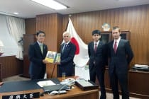 سفير طاجيكستان في اليابان يلتقى الوزير المسؤول عن تنسيق سياسة شاملة للإحياء بعد حادث فوكوشيما النووي