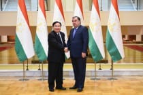 رئيس جمهورية طاجيكستان إمام علي رحمان يستقبل نائب رئيس بنك التنمية الآسيوى فينكو جانك
