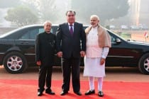 رئيس جمهورية طاجيكستان إمام على رحمان يستهل زيارته للهند بزيارة ضريح زعيمها مهاتما غاندي