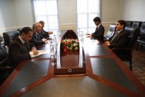 نائب وزير خارجية طاجيكستان يجتمع مع السفير الأفغانى لدى طاجيكستان محمد غلام زلمى يونوس