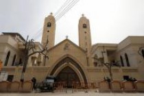 تجمع مئات لتأبين ضحايا تفجير في كنيسة بمدينة طنطا المصرية