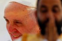 البابا فرنسيس يسعى لتحسين العلاقات بالعالم الإسلامي خلال زيارة مصر