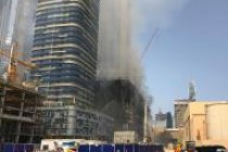 السيطرة على حريق في برج تحت الإنشاء بوسط دبي