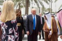 ترامب المحاصر في الداخل يعقد صفقة أسلحة ضخمة مع السعودية