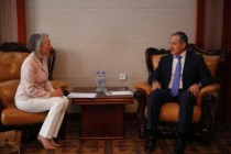 وزير الخارجية يلتقى سفيرة فرنسا لدى طاجيكستان ياسمين جويدير