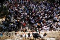 دخول آلاف للصلاة بالمسجد الأقصى وإصابة 113 في اشتباكات مع الشرطة الإسرائيلية