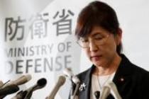 استقالة وزيرة الدفاع اليابانية وآبي يعتذر للشعب