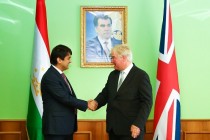 لقاء عمدة دوشنبه مع السفير البريطانى هيو ستانلي فيلبوت