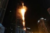 إخماد حريق بمبنى سكني شاهق في دبي