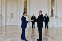 سفير طاجيكستان يقدم أوراق إعتماده لرئيس جمهورية آذربايجان