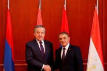 لقاء وزير الخارجية الطاجيكى مع رئيس الجمعية الوطنية الأرمينى