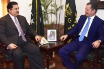 لقاء السفير الطاجيكى مع وزير الدفاع الباكستانى