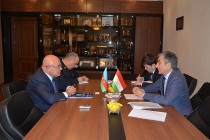لقاء سفير طاجيكستان مع ئيس لجنة الجمارك الحكومية في جمهورية أذربيجان أيدين علييف