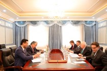 وزير خارجية جمهورية طاجيكستان يلتقى نائب مساعد وزير الدولة لشؤون أفغانستان وآسيا الوسطى هنري إنشر