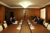 وزير التنمية الاقتصادية والتجارة الطاجيكى، يلتقى السفير  الأذربيجانى لدى طاجيكستان حسن ديلسوز أوغلو ممدزاده