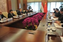 وزير خارجية جمهورية طاجيكستان سراج الدين اصلوف يلتقى نظيره الصينى وانغ إى
