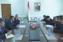 رئيس وزراء جمهورية طاجيكستان يلتقى مع المراجع العام لمكتب المراجعة الوطنية لجمهورية الصين الشعبية