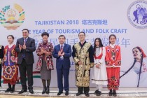 سفير طاجيكستان يشارك  في المعرض الدولي للآلات الموسيقية في الصين