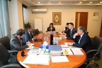 إجتماع نائب رئيس البنك الوطنى الطاجيكي مع المستشار المالي لبرنامج إدارة الموارد الاستشارية للبنك الدولي