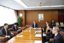 سفير طاجيكستان في اليابان يلتقي الطلاب الطاجيك في جامعة تسوكوبا