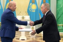 سفير طاجيكستان فى استانه يسلم اوراق اعتماده للرئيس القازاخى نور سلطان نزارباييف