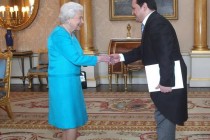 سفير طاجكستان يقدم أوراق اعتماده للملكة إليزابيث الثانية