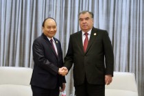 لقاء رئيس جمهورية طاجيكستان إمام علي رحمان مع رئيس وزراء جمهورية فيتنام نغويان سوان فو