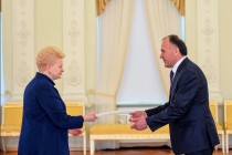 سفير طاجيكستان فى لتوانيا يقدم اوراق إعتماده لرئيس جمهورية ليتوانيا داليا غريباوسكايتي