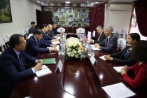 طاجيكستان والولايات المتحدة تناقشان الحرب ضد الإرهاب والتطرف