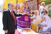 يزور الرئيس إمام على رحمان معرض المنتجات الزراعية والحرف اليدوية و يتعرّف على أنشطة مزرعة  نبات الفلاحية