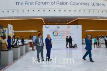 منتدى الكتاب الآسيويين الأول. يمثل طاجيكستان الشاعر الشعبي لطاجيكستان غولنازار كيلدي
