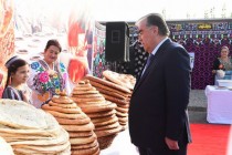 رئيس الدولة إمام علي رحمان يزور معرضاً للحرف الشعبية والأطباق الوطنية في منطقة رودكي