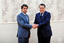 رئيس إتحاد كرة قدم طاجيكستان، رستم إمام على يجتمع مع  رئيس الاتحاد الياباني لكرة القدم