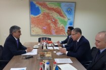 السفير الطاجيكي يلتقي بوزير البيئة والموارد الطبيعية في أذربيجان