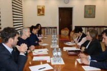 لقاء وزيرة العمل والهجرة والعمالة الطاجيكية مع سفيرة جمهورية فرنسا لدى طاجيكستان
