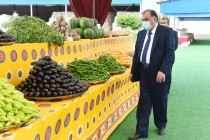 زعيم البلاد إمام علي رحمان يزور معرض المنتجات الزراعية فى ناحية جيحون