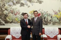 لقاء سفير طاجيكستان مع رئيس جمعية الصداقة الصينية مع الدول الأجنبية