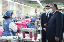 رئيس الدولة إمام علي رحمان يفتتح مؤسسة ” تاجتيكس” للخياطة