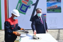 رئيس الدولة يضع حجر الأساس لبناء المدرسة الرئاسية في قرية عمرك بمنطقة درواز البدخشانية